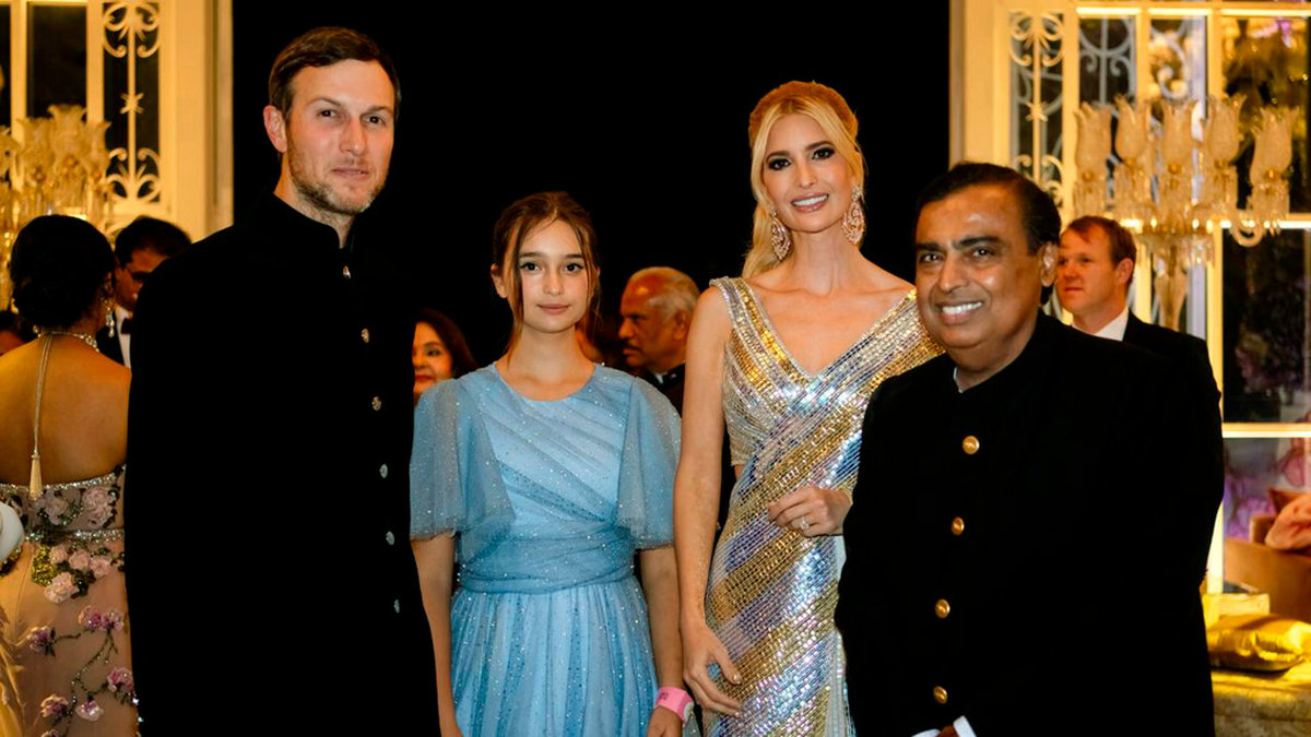 Jared Kushner och Ivanka Trump med dottern Arabella och festens värd, miljardären Mukesh Ambani, under första festdagen.