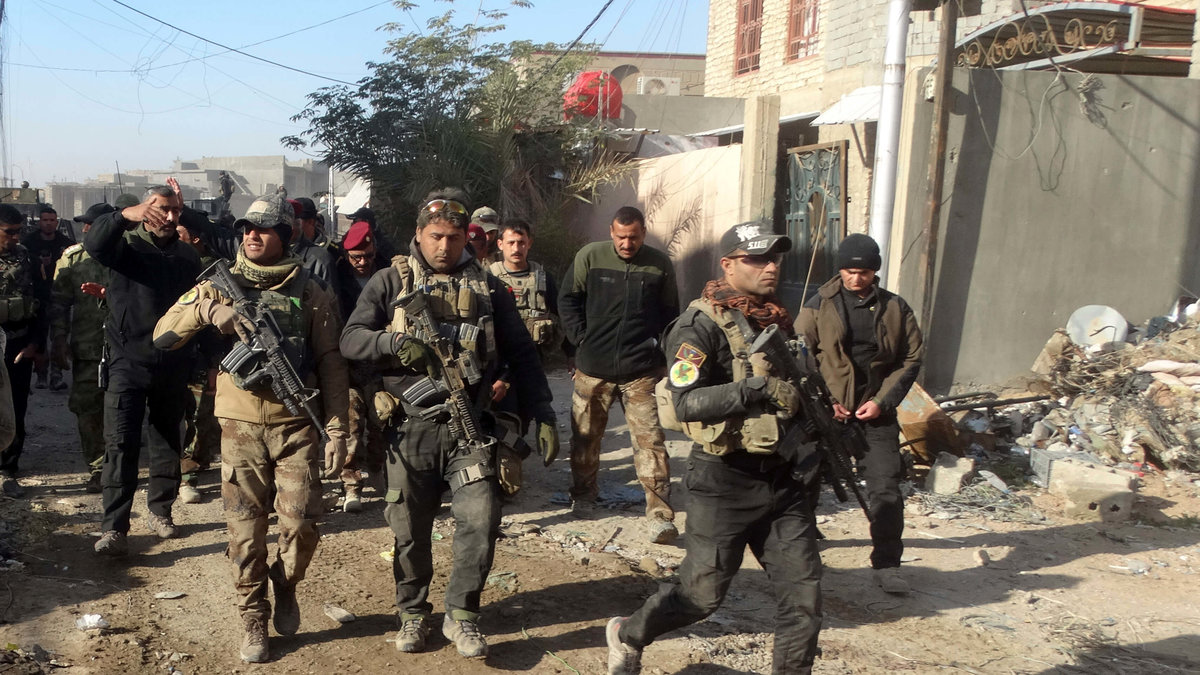 Irakiska armén går mot kommunbyggnaden i Ramadi.