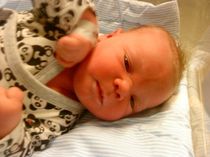 1/1/2010. Lille "Hulén" - som han kallades som nyfödd - blev först att födas år 2010. 00:18 den första januari kom han till världen i Skövde. 
– Det var nog för kallt för honom. När bebisen inte kom på julafton sa vi att nu måste den vänta till efter nyår