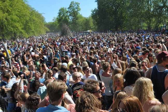 Situationen i Lund beskrivs som en festival. 25 000 personer hade samlats för att fira in våren. 