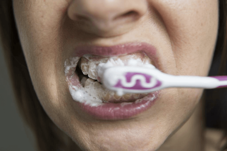 Något så enkelt som att borsta tänderna två gånger om dagen minskar också risken.