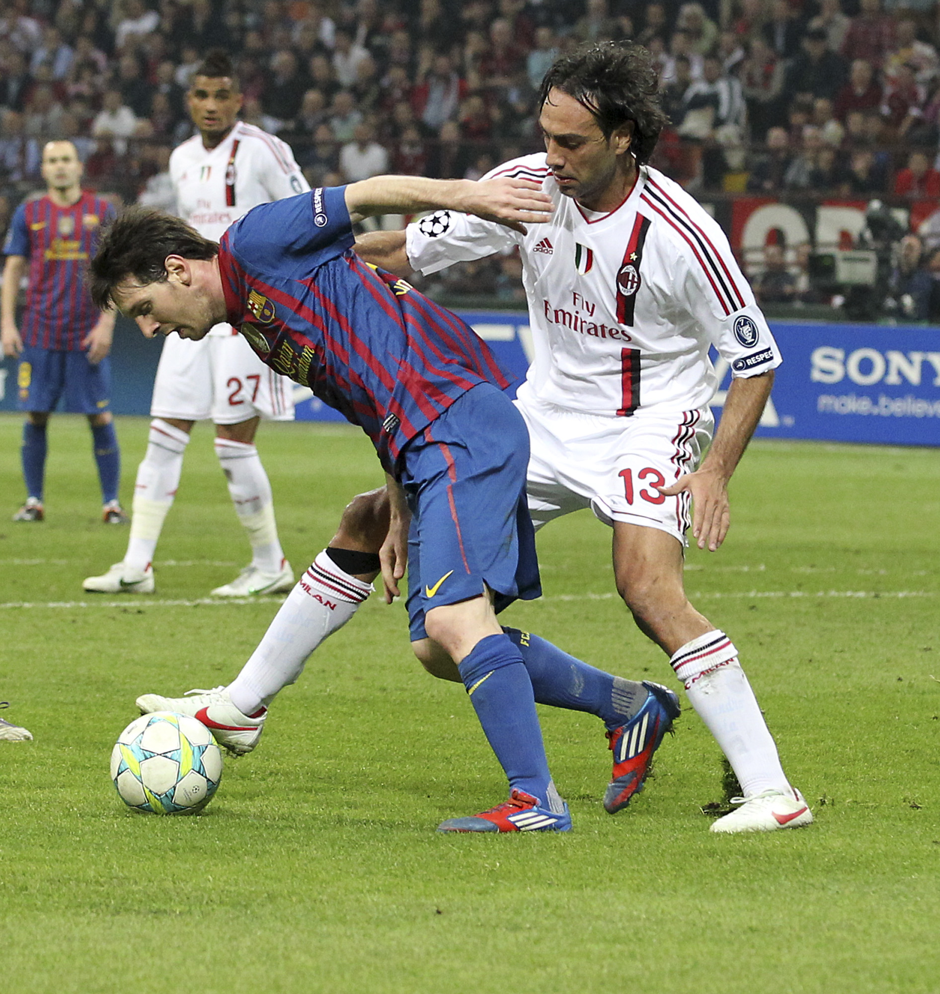 Alessandro Nesta fick ersätta skadade Thiago Silva - och 36-åringen kompenserade sin brist på snabbhet med i det närmaste brutalt spel. Alessandro Nesta fick ersätta skadade Thiago Silva - och 36-åringen kompenserade sin brist på snabbhet med i det närmaste brutalt spel.
