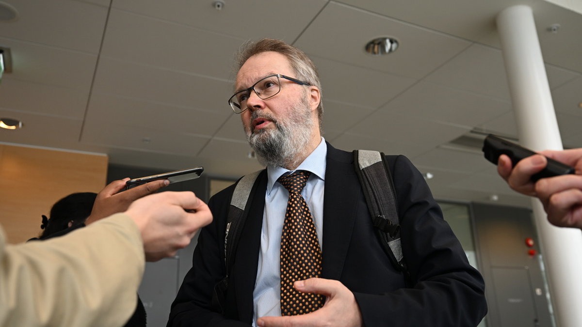 Åklagare Ove Jäverfelt talar med medier efter tisdagens häktningsförhandlingar i Södertörns tingsrätt gällande mordet i Skärholmen i södra Stockholm.