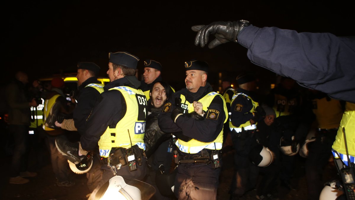 Aktivisterna ska nu vara borta, och polisen håller på att avhysa EU-migranterna. 