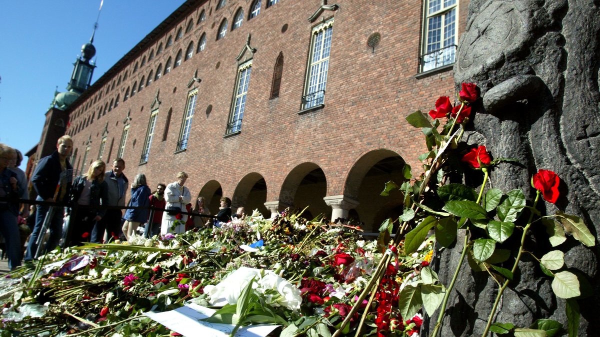 Blomhav utanför Stockholms stadshus efter mordet 2003.