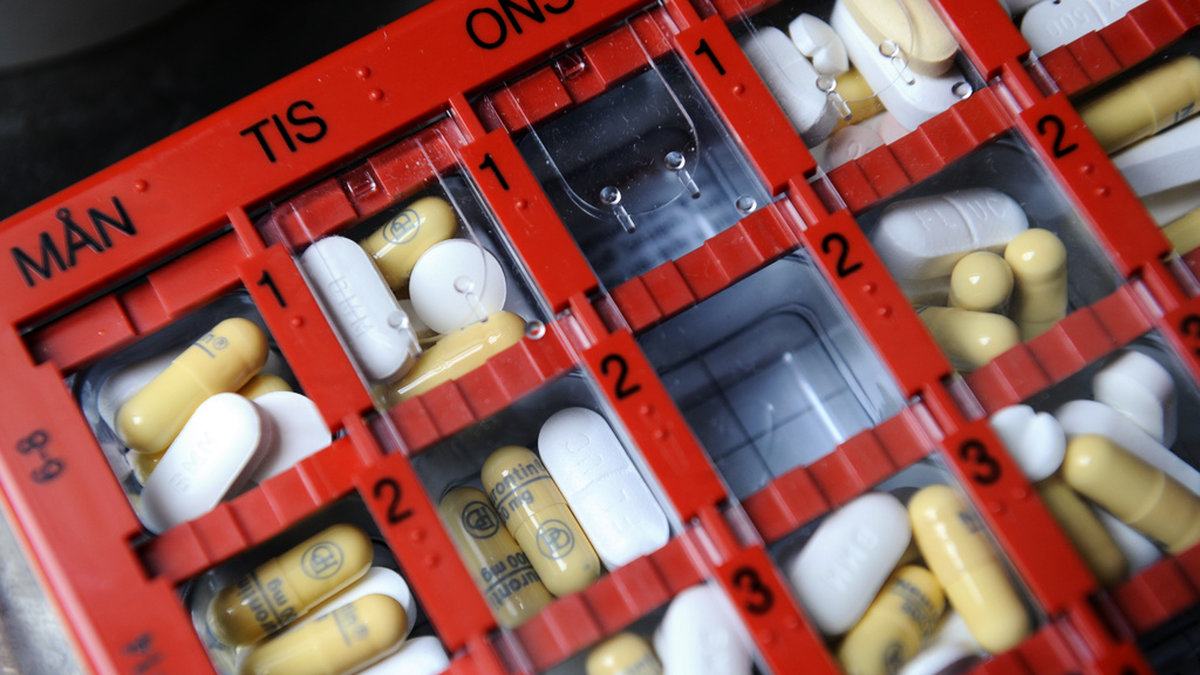 Vid dosdispensering tas läkemedel ur originalförpackningar och ompaketeras i särskilda dospåsar för patienter. Arkivbild.