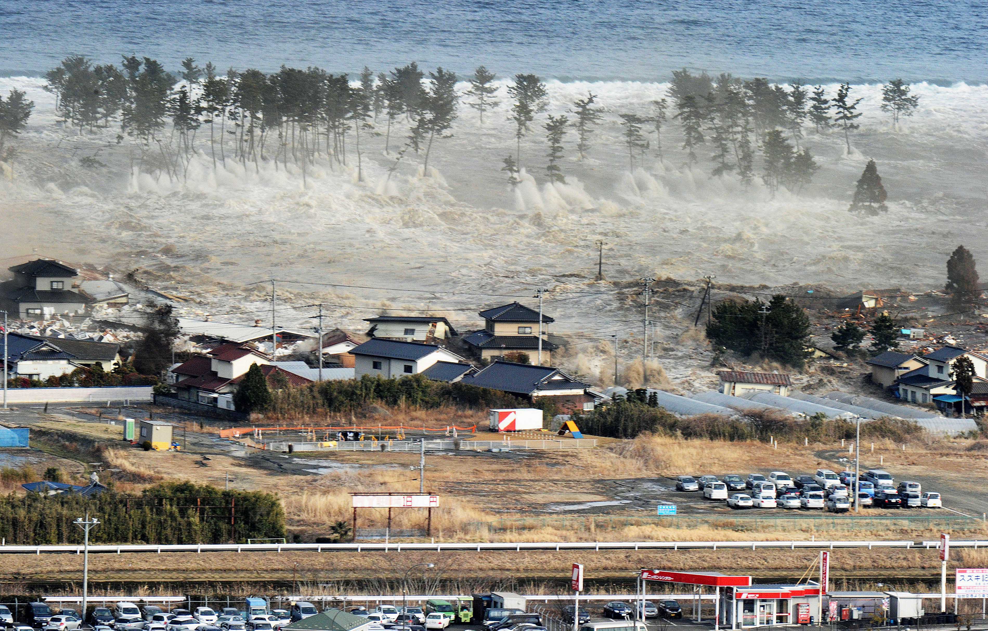 Den 11 mars 2011 inträffar en kraftig jordbävning utanför Japans kust. Det är den kraftigaste jordbävningen på 1300 år. Den efterföljande tsunamin dränker en kuststräcka på 11 mil. 