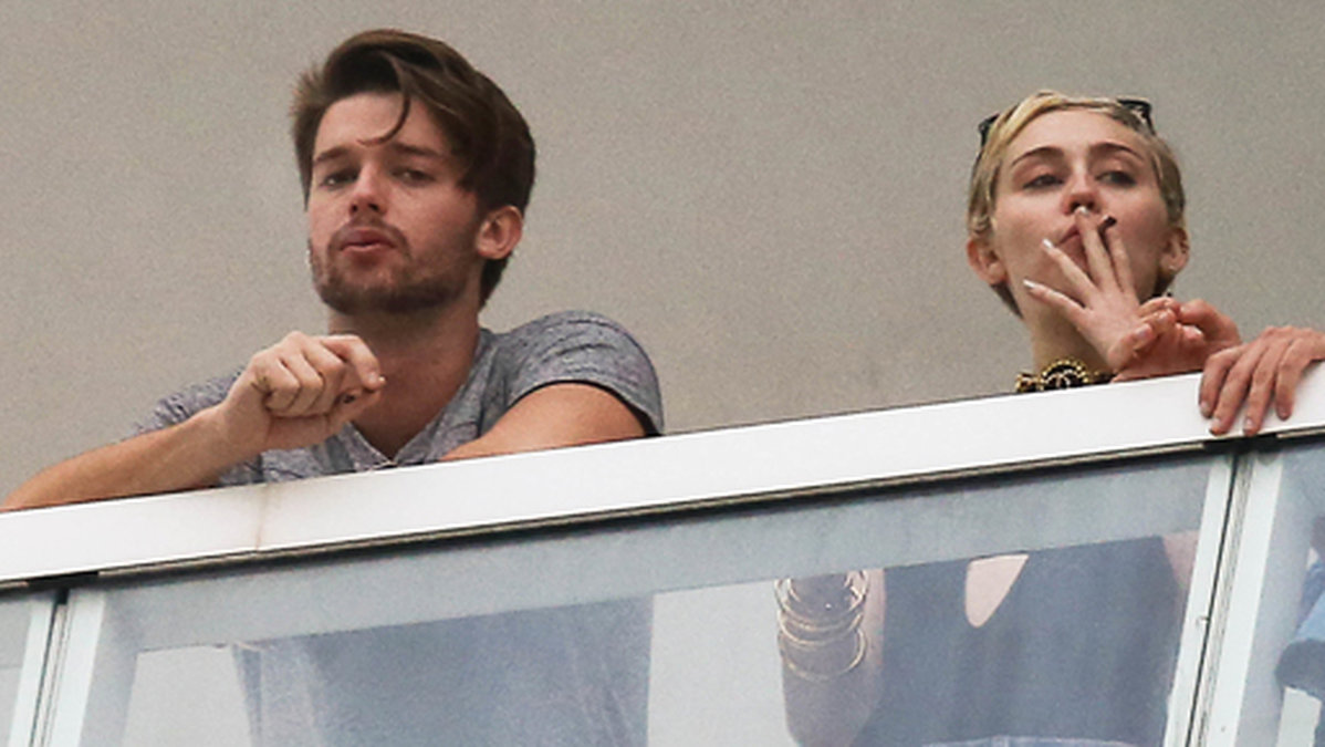 I samma veva som bilden togs började Miley även dejta sin nuvarande pojkvän Patrick Schwarzenegger. Här röker de varsin mystisk cigarett på en balkong.