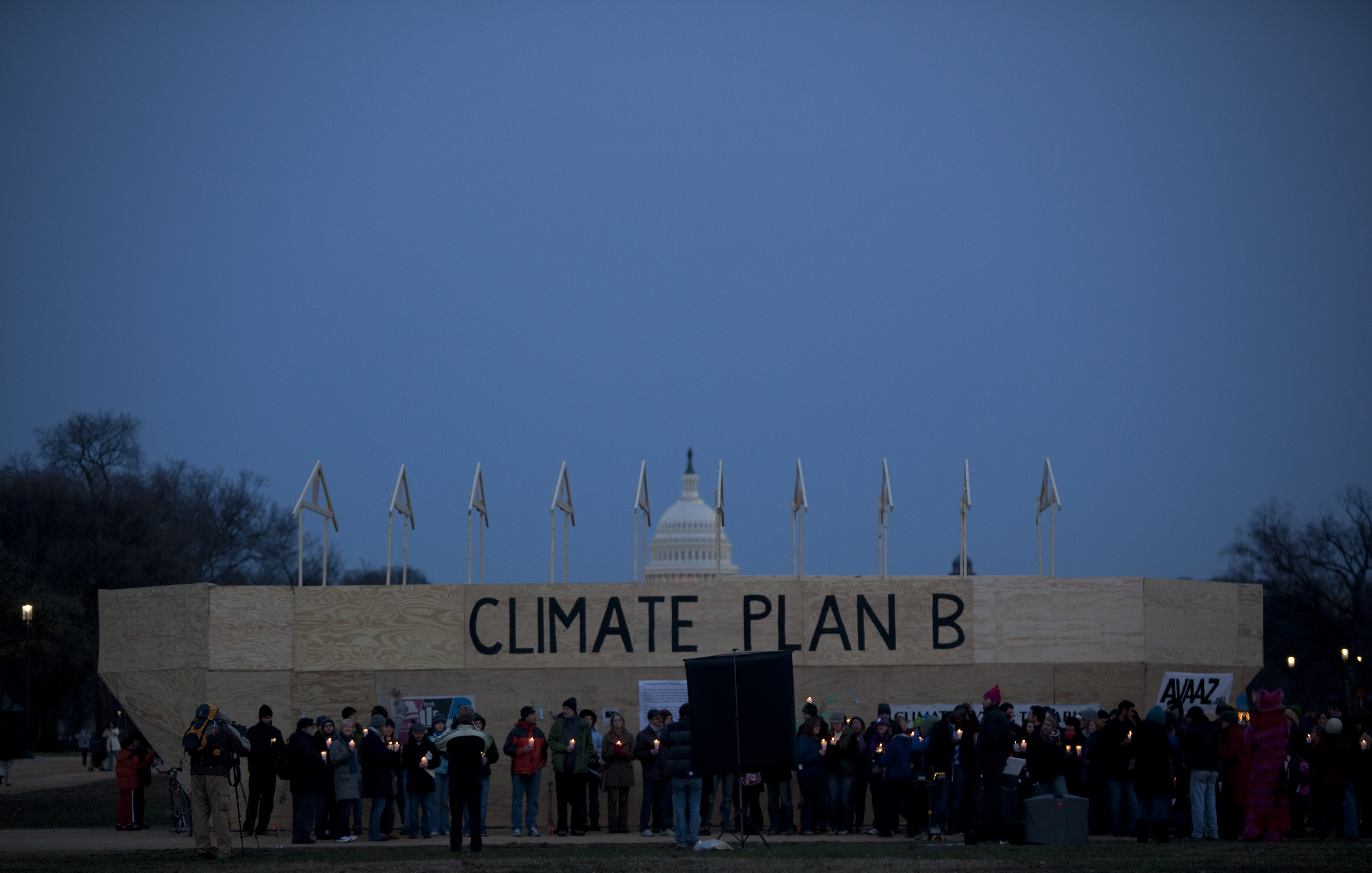 Klimataktivister demonstrerar för att göra politikerna på klimattoppmötet uppmärksamma på att klockan är fem i tolv.