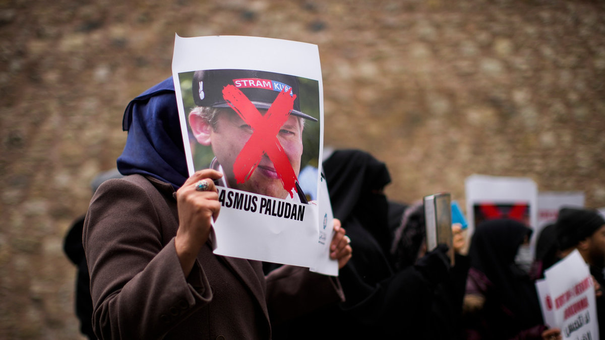 En kvinna håller upp en överkryssad bild av Rasmus Paludan under en protest utanför det svenska konsulatet i Istanbul, Turkiet, i januari. Arkivbild.