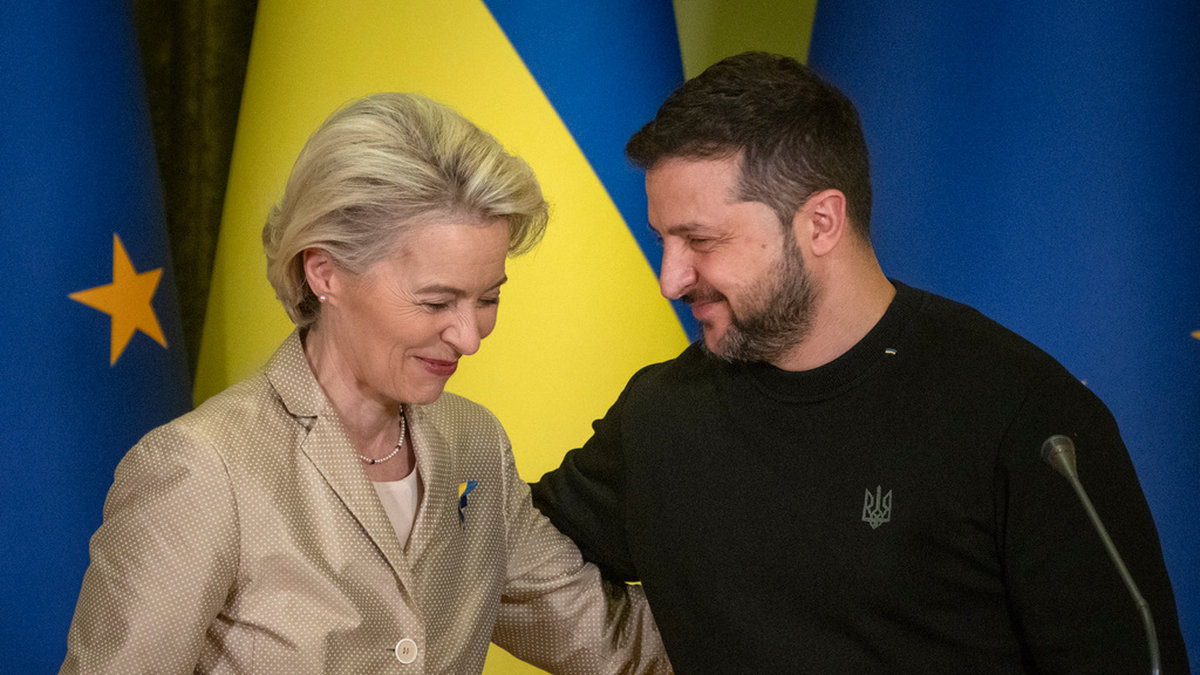 EU-kommissionens ordförande Ursula von der Leyen på besök hos Ukrainas president Volodymyr Zelenskyj i Kiev i lördags. Arkivfoto.