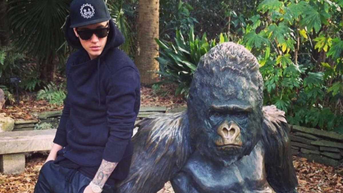 Justin Bieber var på zoo och passade på att posera med en apa. 