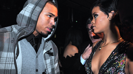 Rihanna visar Chris Brown sitt fulla stöd.