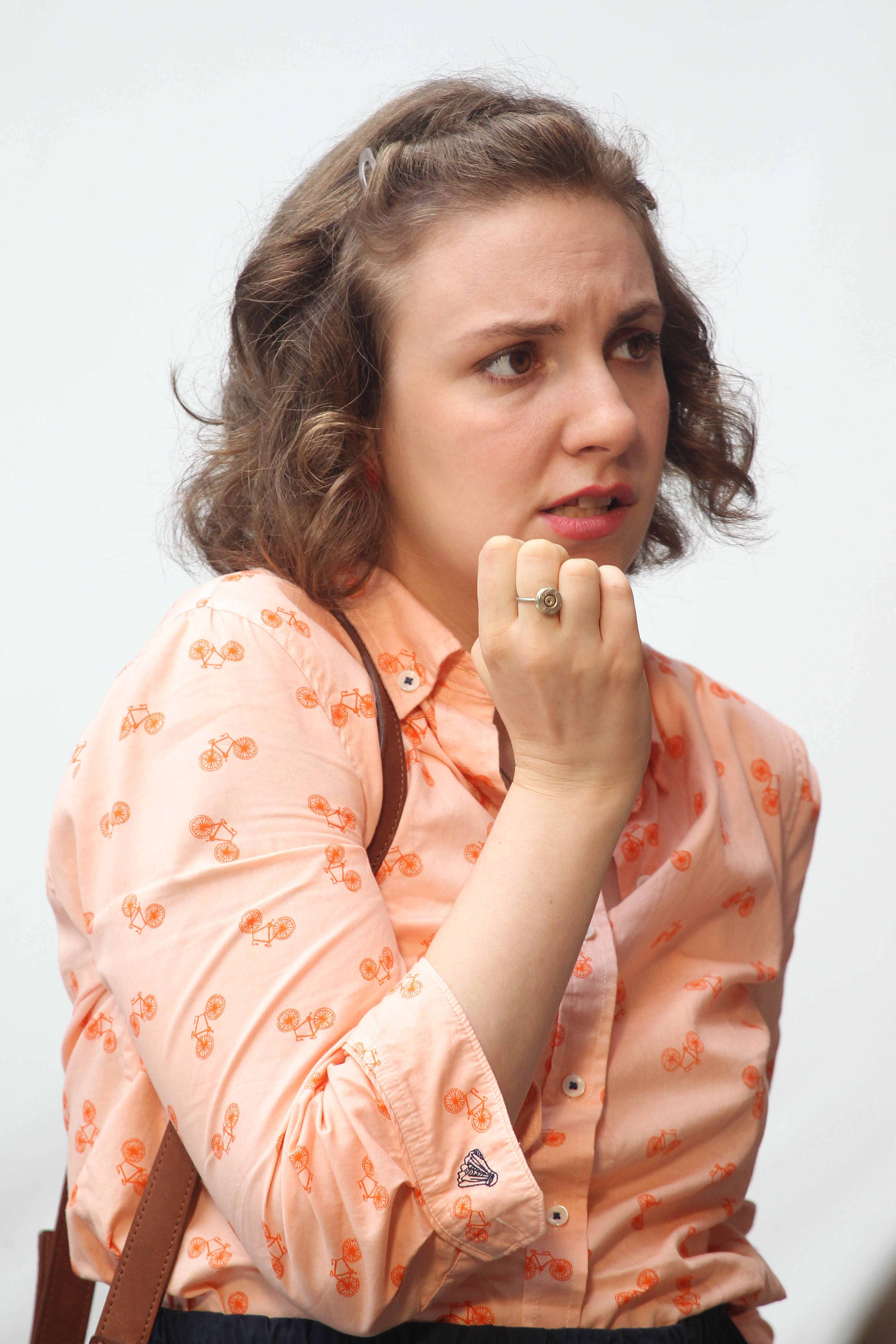 Men här liknar hon mer sin karaktär i Girls, den osäkra Hannah Horvath. Men här liknar hon mer sin karaktär i Girls, den osäkra Hannah Horvath.