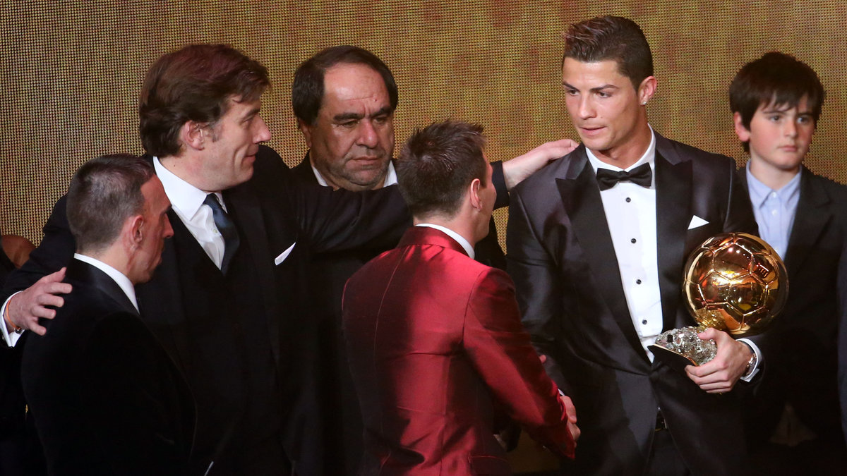 Här gratulerar Messi Ronaldo när han vann Ballon d'Or. 