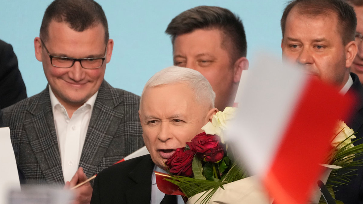 Konservativa Lag och rättvisas ledare Jaroslaw Kaczynski förlorade regeringsmakten förra året men blev största parti i helgens lokalval. Men det är oklart om det kan omsättas i makt, premiärminister Donald Tusks parti har större chans att bilda lokala majoriteter.