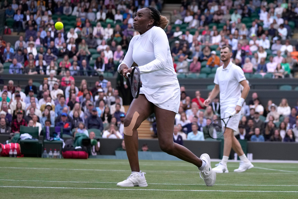 Venus Williams tog sig vidare i mixeddubbeln tillsammans med Jamie Murray.