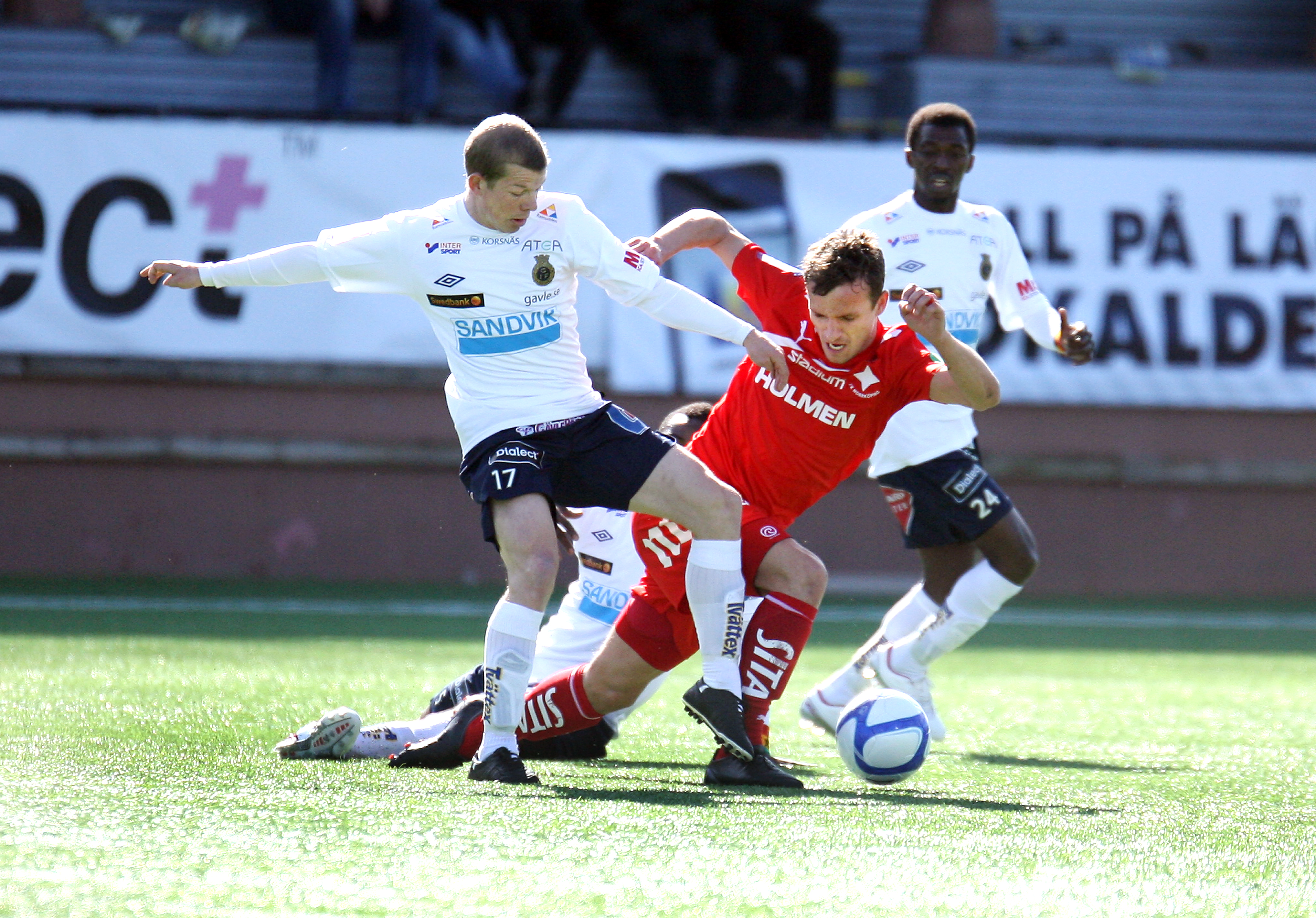Här är de skönaste och bästa bilderna från lördagens allsvenska matcher. Bland annat kan ni se Wandersons enorma succécomback och hur Norrköping sköt sig själva i foten genom att uteslutande använda Astrit Ajdarevic i uppspelsfasen. Här är de skönaste och bästa bilderna från lördagens allsvenska matcher. Bland annat kan ni se Wandersons enorma succécomback och hur Norrköping sköt sig själva i foten genom att uteslutande använda Astrit Ajdarevic i uppspelsfasen.