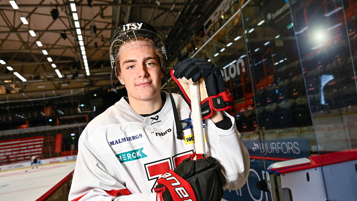 Örebros supertalang Leo Carlsson åker till Anaheim på söndag för att försöka ta en NHL-plats.