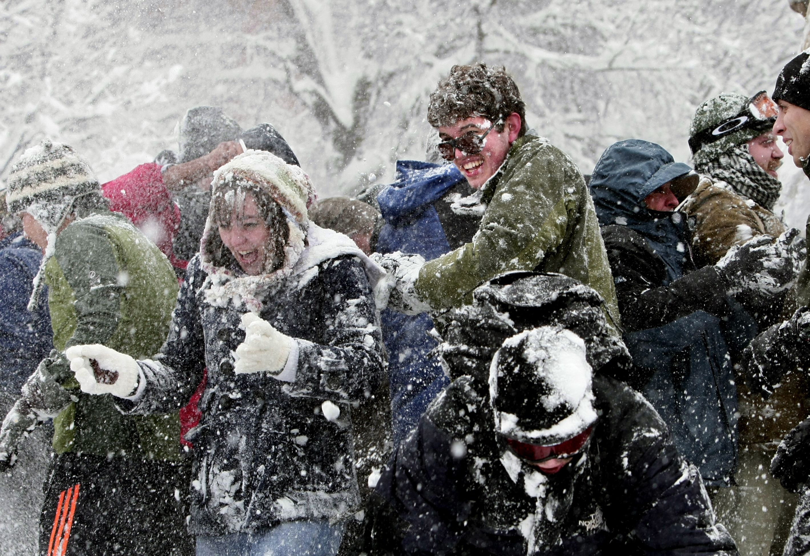 Eleverna på Brunnsåkerskolan envisas med att snöbollsfajtas.