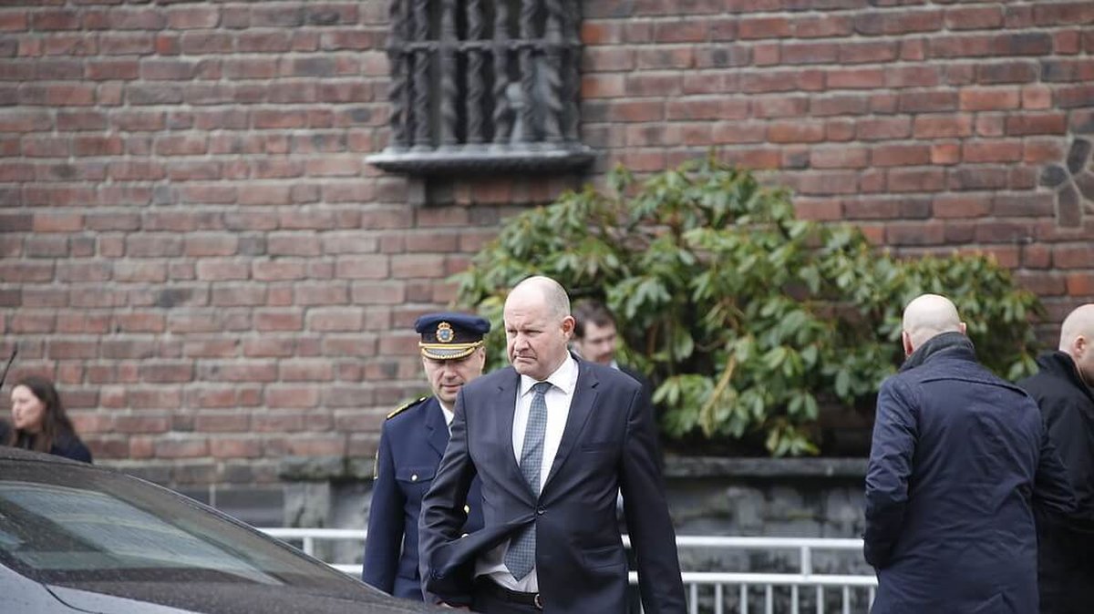 Polischefen Dan Eliasson anländer till stadshuset där det var en minnesstund. 