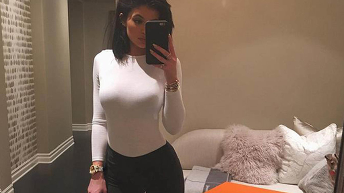 Riktiga Kylie Jenner tar en selfie. 