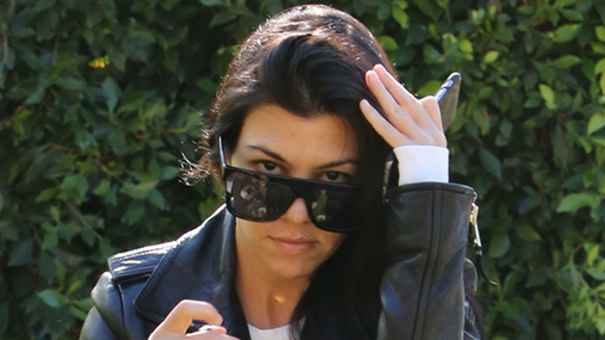 Kourtney Kardashian ser lite kameraskygg ut. 