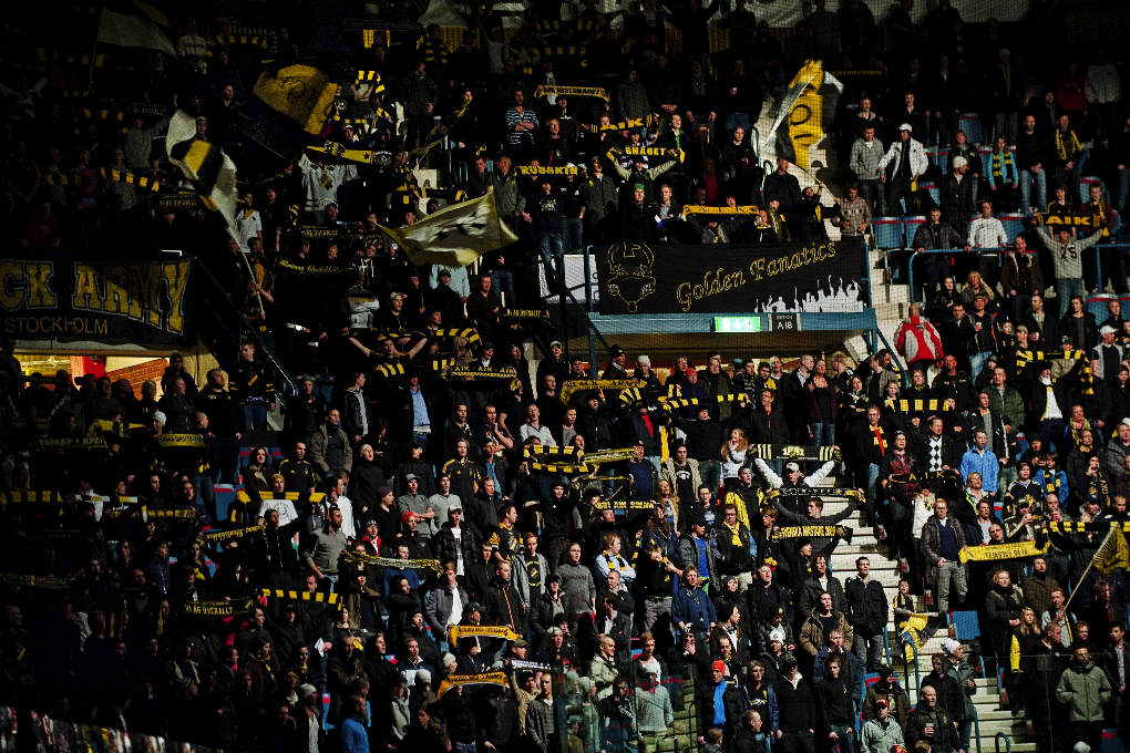 Besvikna AIK-supportrar skapade tumult efter den tunga förlusten.