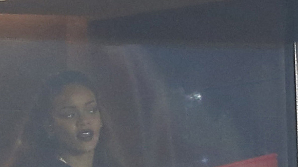 Rihanna hejar på Zlatans lag Paris Saint Germain när hon kollar matchen mot Marseille. 