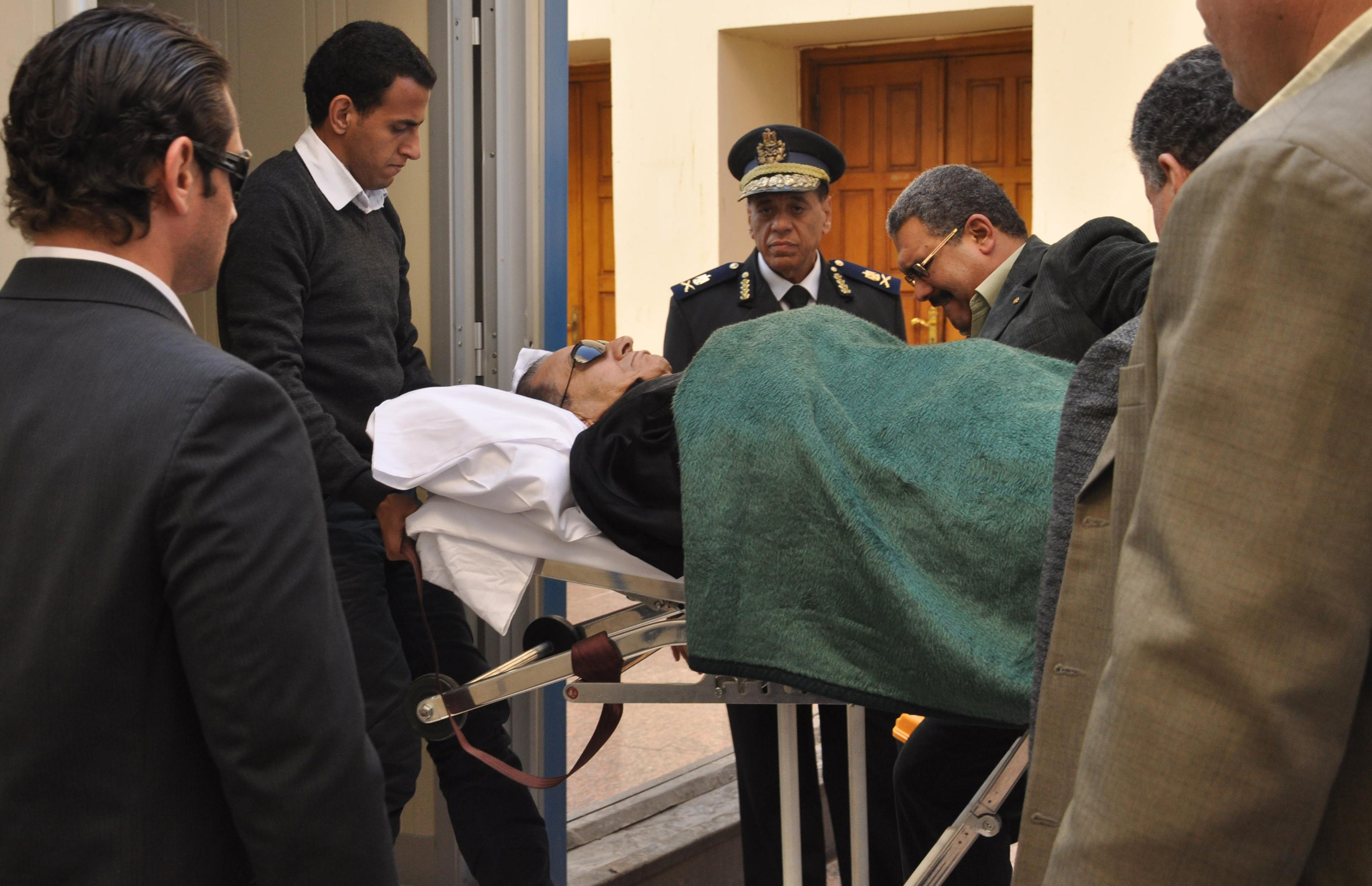 Mubarak körs in i rättssalen på en sjukhussäng. Åklagaren yrkade på torsdagen att han ska hängas.