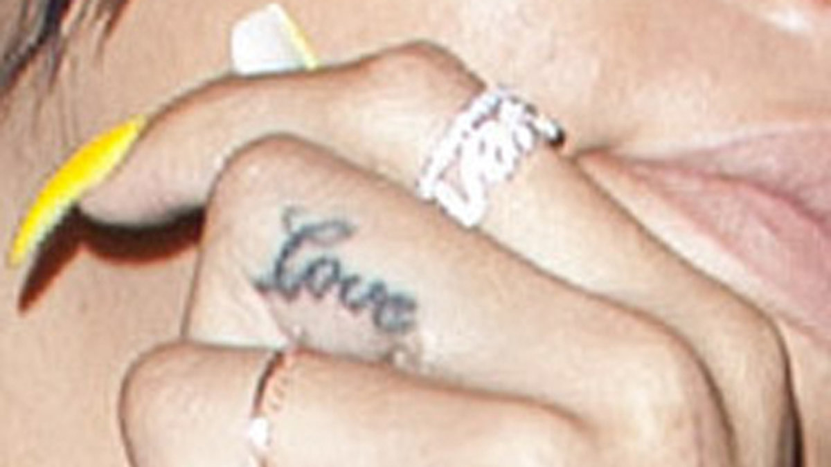 Den kan vara svår att upptäcka, den lilla texten som Rihanna har tatuerat på insidan av sitt långfinger. Den enkla och söta texten "Love" gjordes 2008.