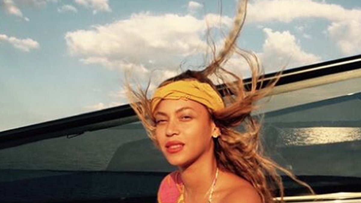 Beyonce har det härligt till havs. 