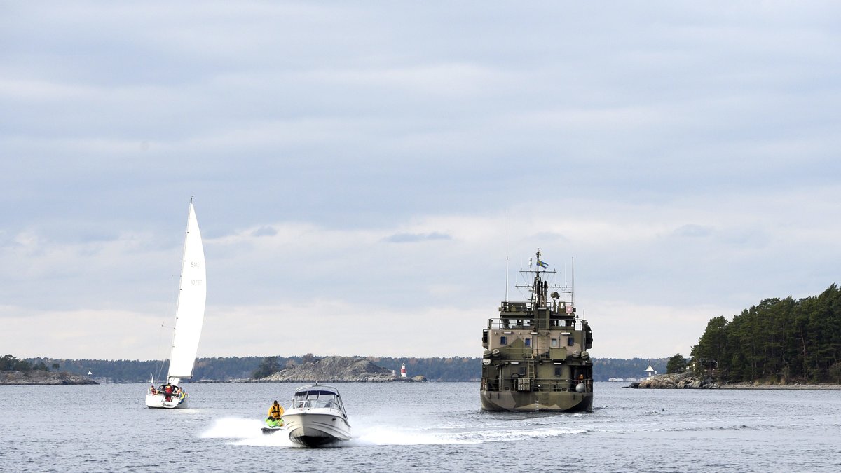 En militär bevakningsbåt på Nämndöfjärden.