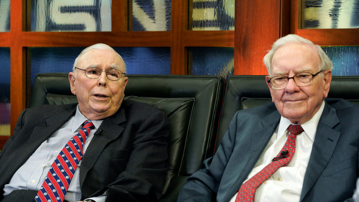 Berkshire Hathaways 93-årige starke man Warren Buffett, till höger, på en bild från 2018 med Charlie Munger, det eviga bollplanket i bolaget som dog i höstas, 99 år gammal.