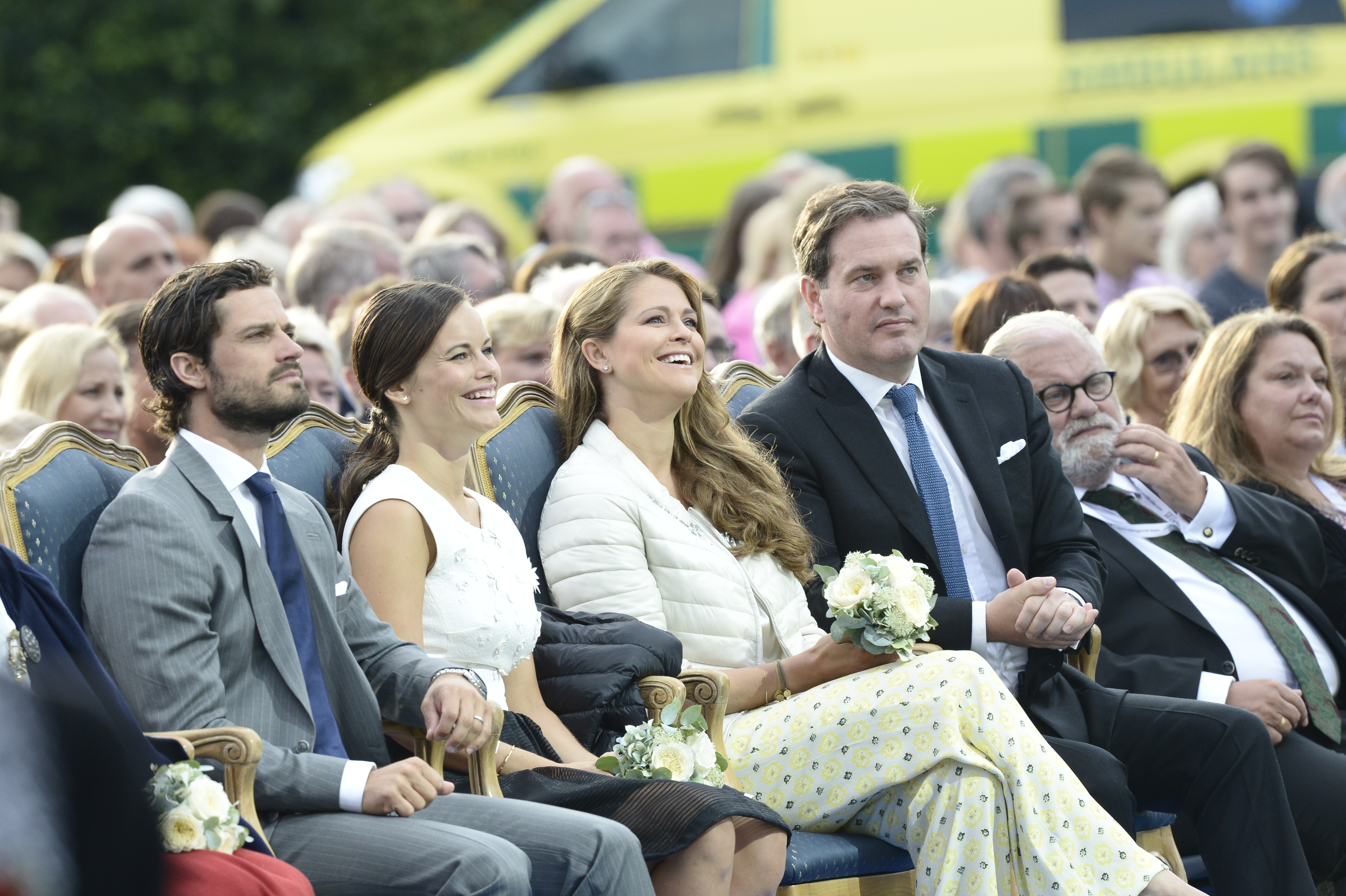 Carl Philip och Chris ser inte lika lättroade ut. Carl Philip och Chris ser inte lika lättroade ut.