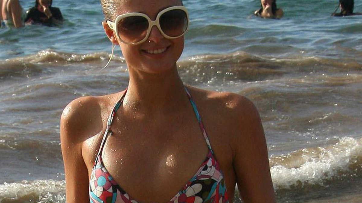 Paris Hilton har alltid varit extremt smal och inte heller haft särskilt stora bröst