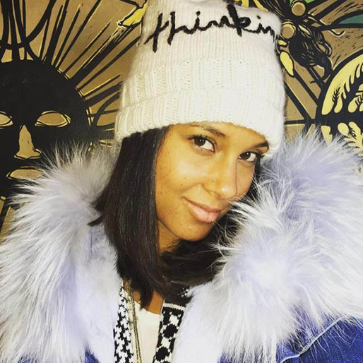 Alicia Keys i gosig jacka. Alicia Keys i gosig jacka.