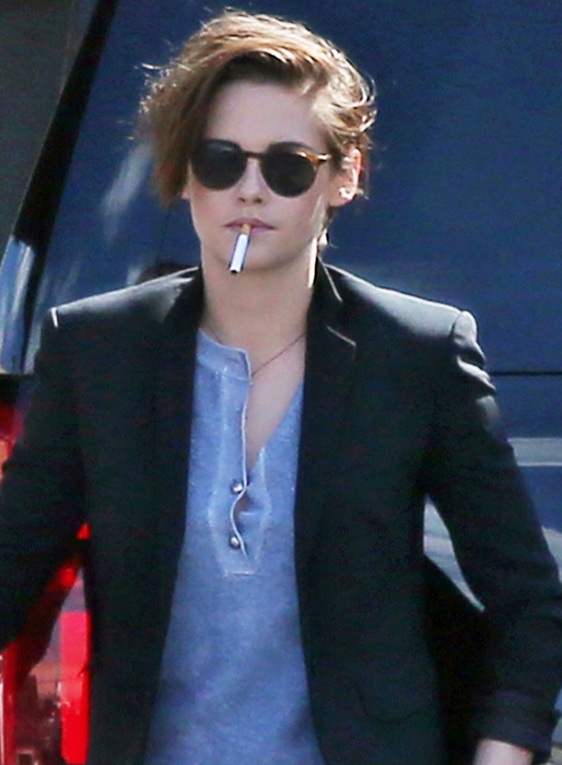Kristen Stewart tar en cigg. Kristen Stewart tar en cigg.