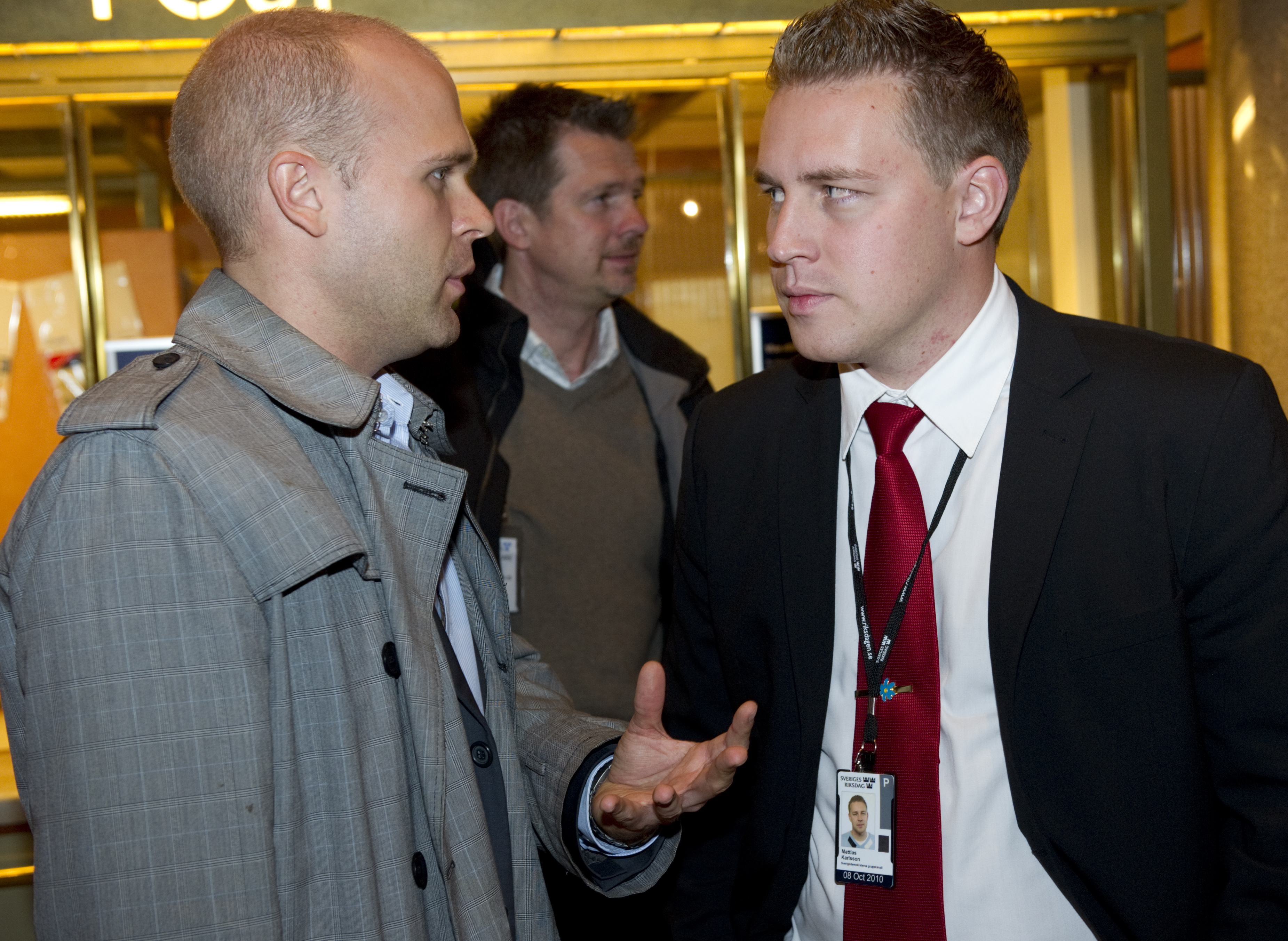 Mattias Karlsson till höger ingår i Jimmie Åkessons gäng. Till vänster syns Erik Almqvist politisk sekreterare.