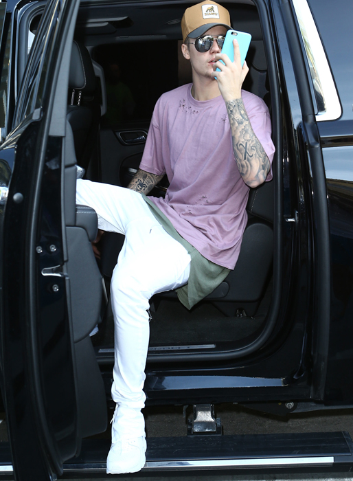 Justin Bieber lämnar sitt hotell i Miami. Justin Bieber lämnar sitt hotell i Miami.