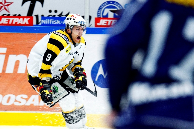 Kimmo Koskenkorva avgjorde den sjunde och avgörande kvartsfinalen mellan Skellefteå och Linköping 2009 med sitt mål efter 102 minuters speltid. Det var den fjärde längsta elitserienmatchen någonsin Kimmo Koskenkorva avgjorde den sjunde och avgörande kvartsfinalen mellan Skellefteå och Linköping 2009 med sitt mål efter 102 minuters speltid. Det var den fjärde längsta elitserienmatchen någonsin