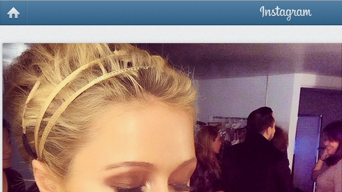 Paris Hilton visade upp sin Make up inför en plåtning. 