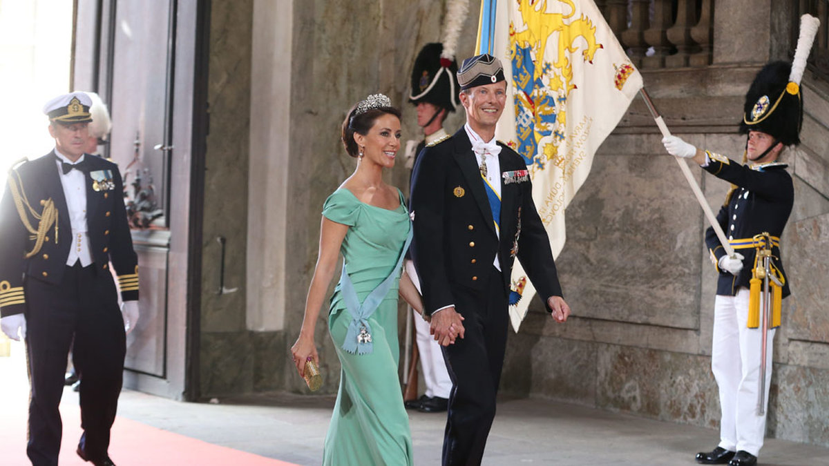 Prinsessan Marie av Danmark bar en minkrön klänning och gick in i Slottskyrkan tillsammans med Prins Joachim av Danmark.
