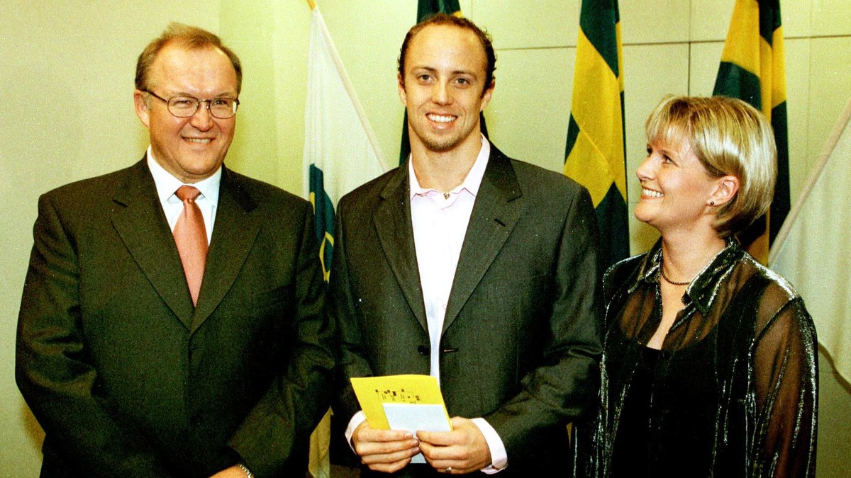 Men då fick han i alla fall njuta av sin framgång och grattades här av den dåvarande statsministern Göran Persson och den dåvarande idrottsministern Ulrica Messing.