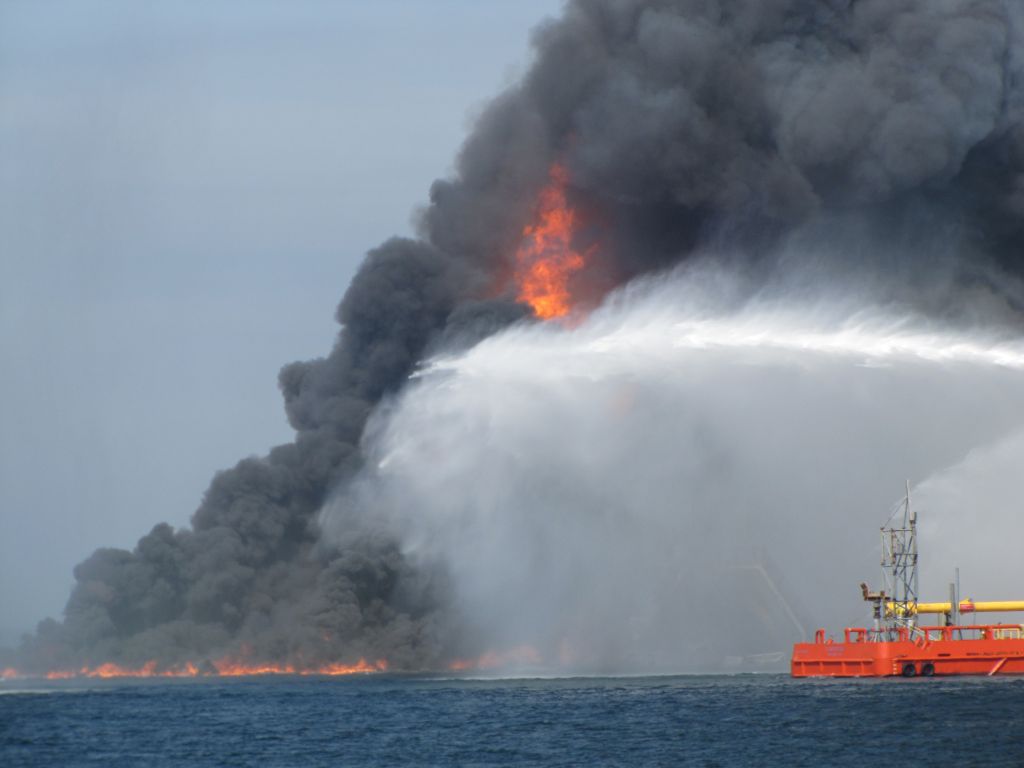 BP tvingas - efter många turer - att betala 100-tals miljoner dollar i skadestånd till de drabbade längs med kusterna. 