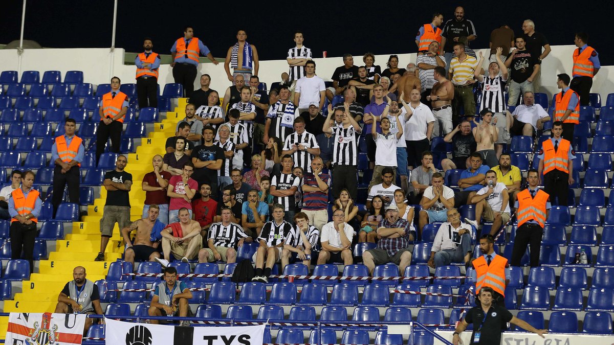 Newcastlefans på plats i Grekland.