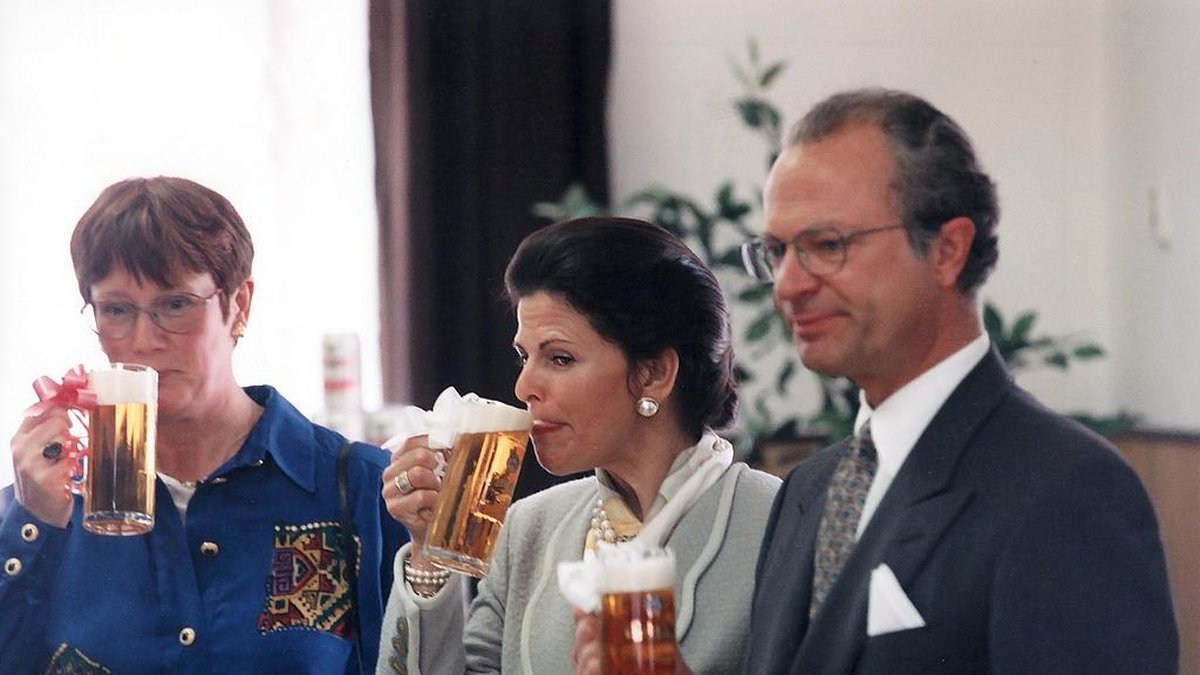 Under ett statsbesök i Prag blev Carl XVI Gustaf givetvis bjuden på öl. Tjeckien var ju tvungna att visa upp vad de är mest kända för.