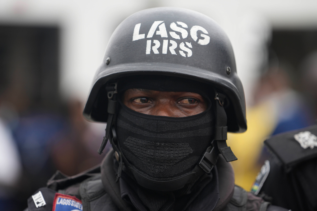 En nigeriansk polis som står vakt. Bilden är tagen i ett annat sammanhang. Arkivbild.