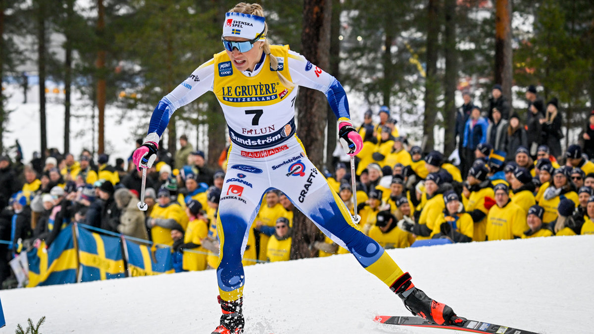 Sprintstjärnan Jonna Sundling åker sista sträckan i svenska mixedstafett-laget.