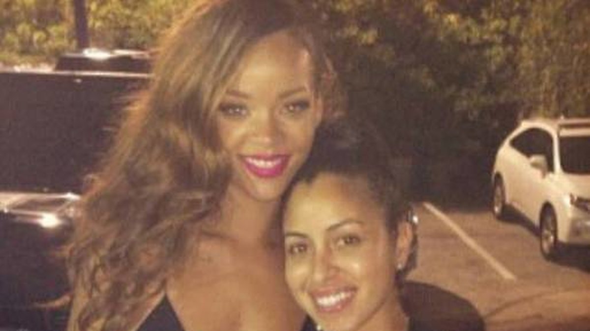 Rihanna poserar med en av stripporna från kändisarnas favoritstrippklubb KOD. 